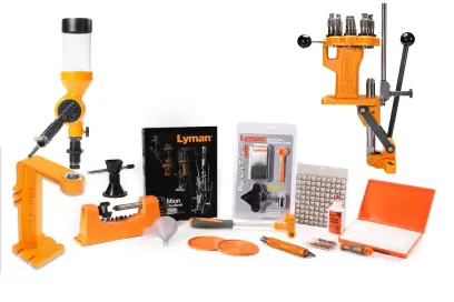 Ośmiostopniowa prasa z nowo zaprojektowanym bezpośrednim podajnikiem spłonek, w tym dozownik prochu, waga, książka przeładowań i narzędzia do przygotowania łusek.